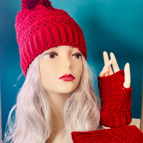 GoldyMax Accessories - Red beanie with pompom and matching fingerless gloves